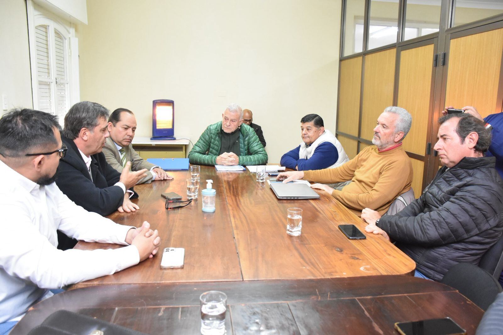 Wayar en la cabecera. Del Plá, de suéter beige