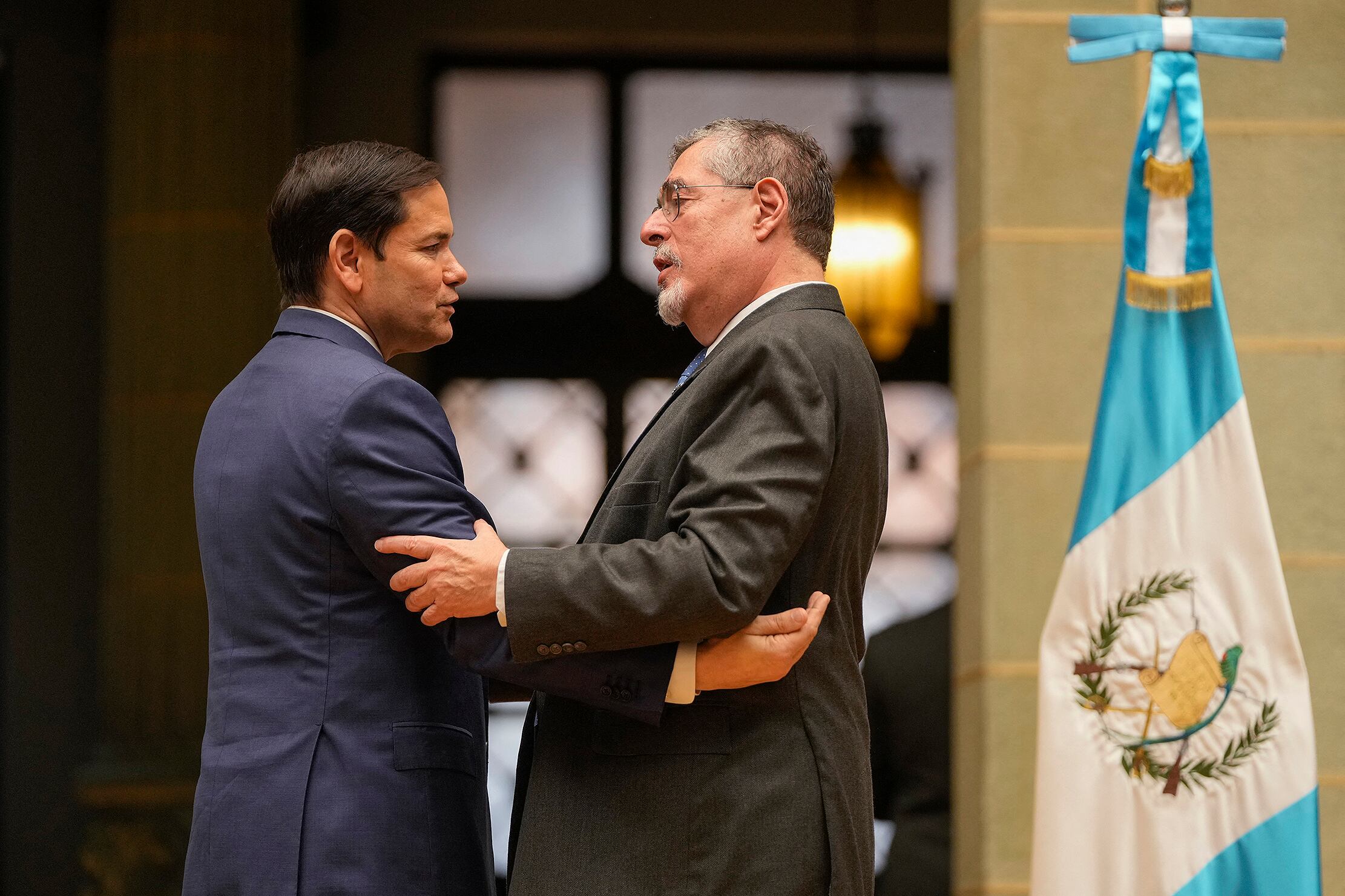 Maro Rubio saluda a Arévalo.