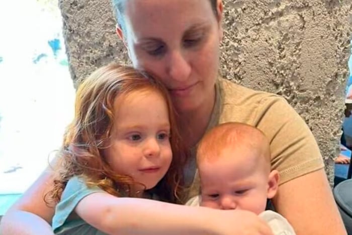 Shiri Bibas con sus hijos. 