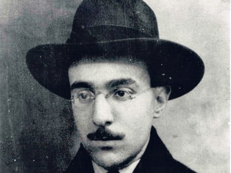 Pessoa haciendo de sí mismo es tan fascinante como enrevesado.