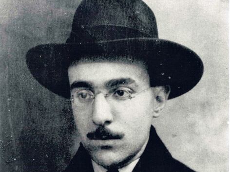 Pessoa haciendo de sí mismo es tan fascinante como enrevesado.