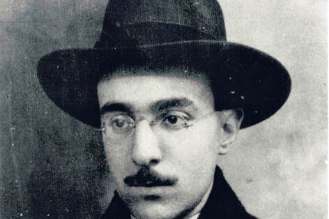 Pessoa haciendo de sí mismo es tan fascinante como enrevesado.