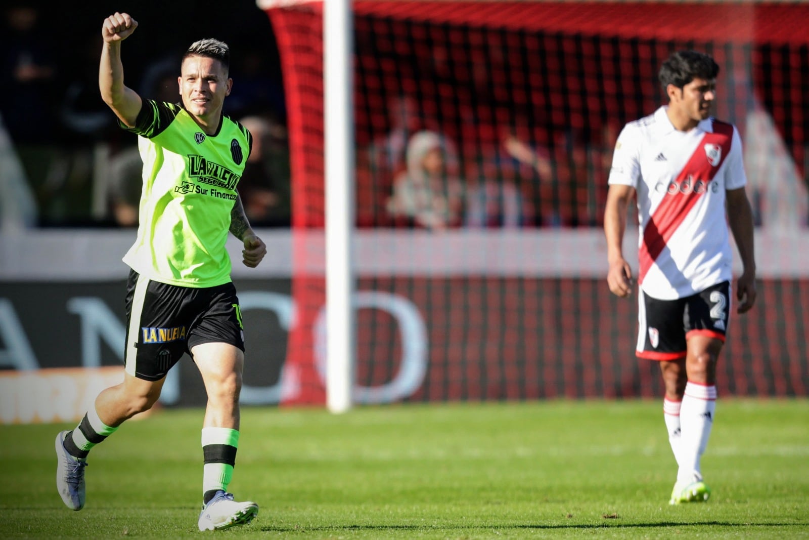 Carlos Arce celebra el gol el gol de Barracas, Rojas lo sufre