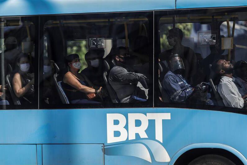 Pasajeros de un autobús en la zona norte de la ciudad de Río de Janeiro, el segundo estado de Brasil (después de San Paulo) más azotado por el coronavirus, tras haber contabilizado más de 17.000 casos y 1714 muertos hasta el domingo pasado.