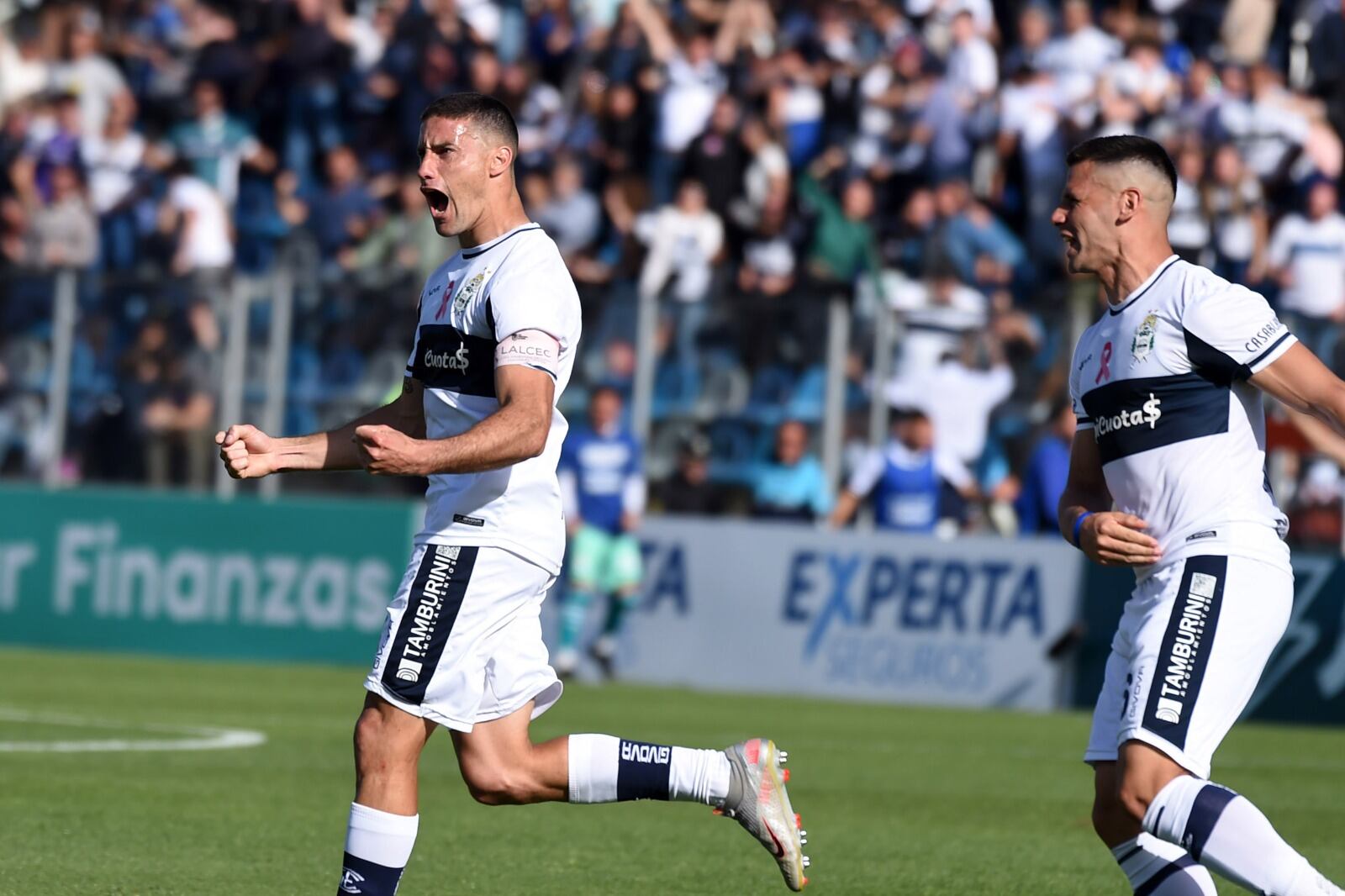 Morales festeja el empate parcial del Lobo, que luego superaría al Bicho