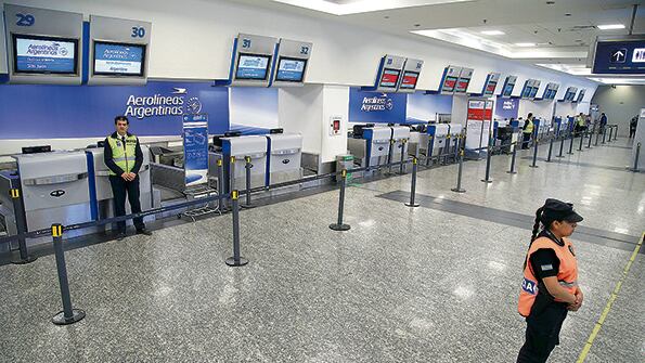 El Gobierno responderá al paro de los aeronáuticos con la suspensión de todos sus vuelos.