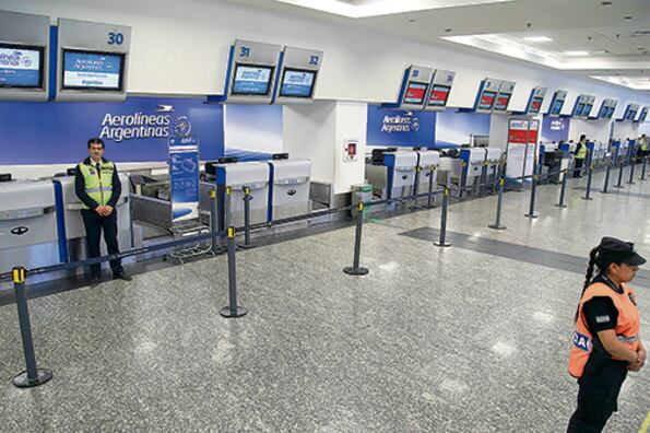 El Gobierno responderá al paro de los aeronáuticos con la suspensión de todos sus vuelos.