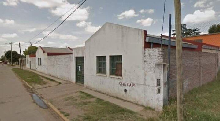 El frente de la escuela 49 de Moreno.