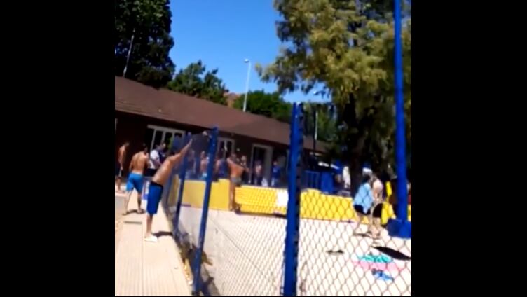 Hubo gritos e insultos entre dos grupos de barras en la pileta.