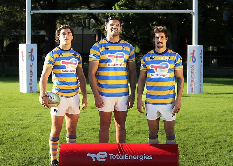 Los jugadores de Hindú con su nueva indumentaria.