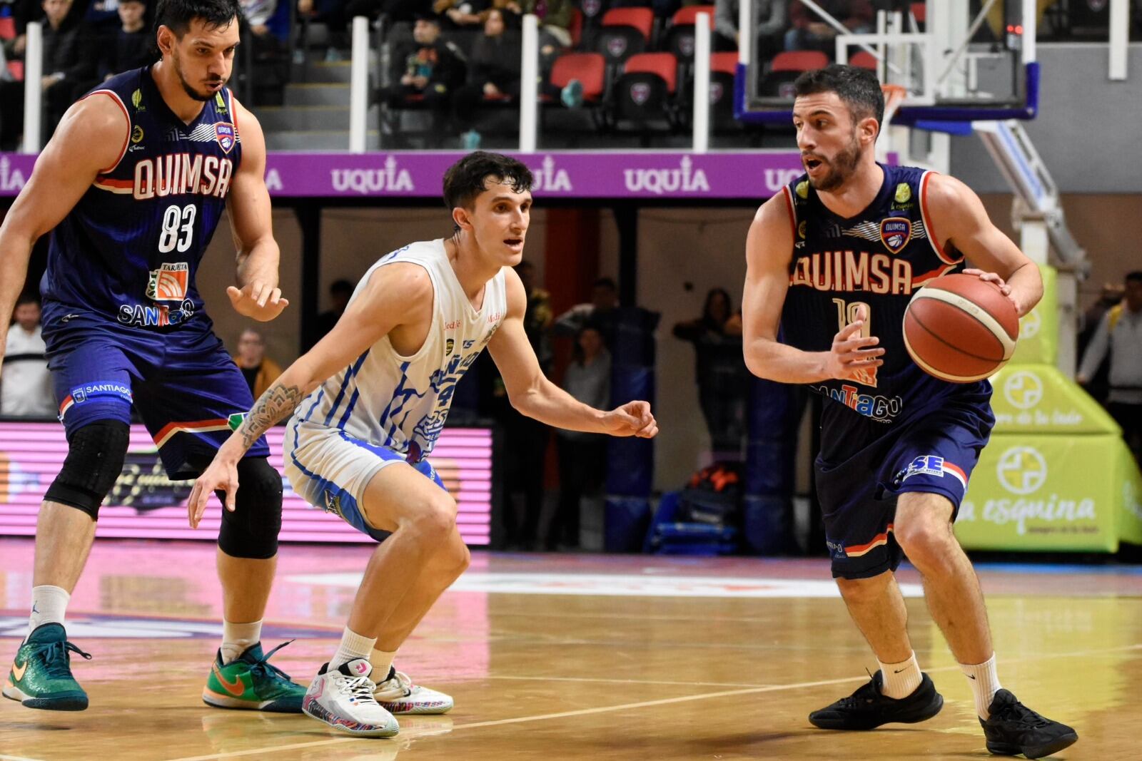 Bruno Sansimoni se escapa de la marca de Joaquín Valinotti. El Taya, atrás.