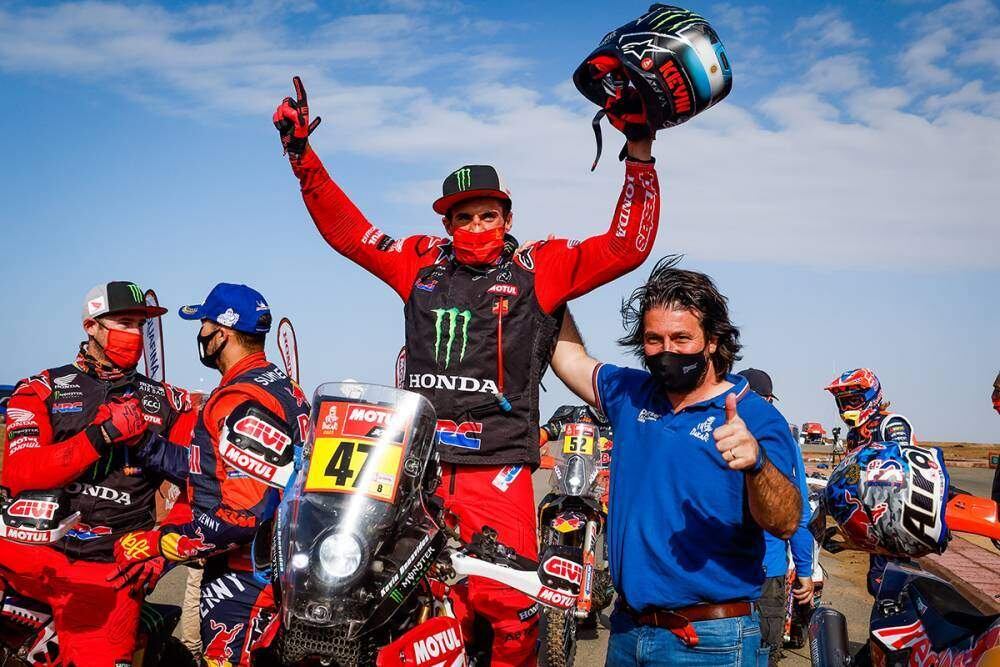 Kevin Benavides celebra un triunfo histórico para él y para Honda.
