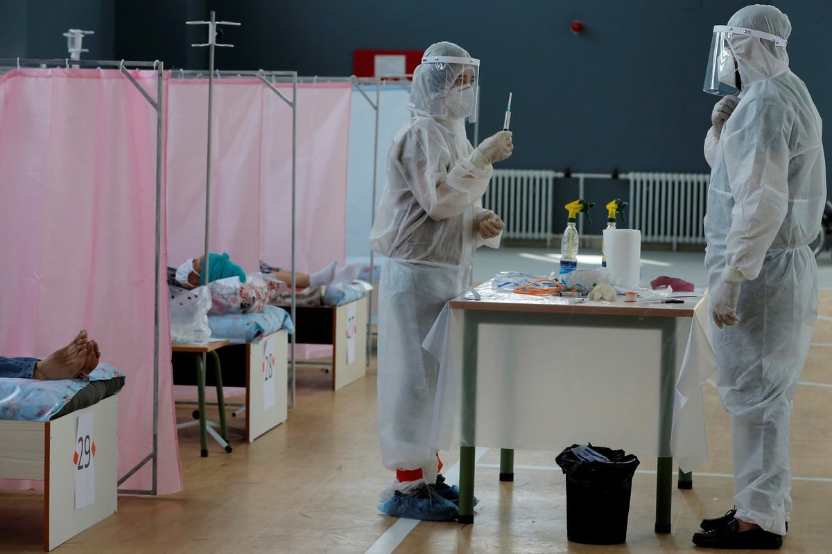 En una clínica de Kirguistán desenchufaron una heladera para cargar un celular y se perdieron casi mil Sputnik V.