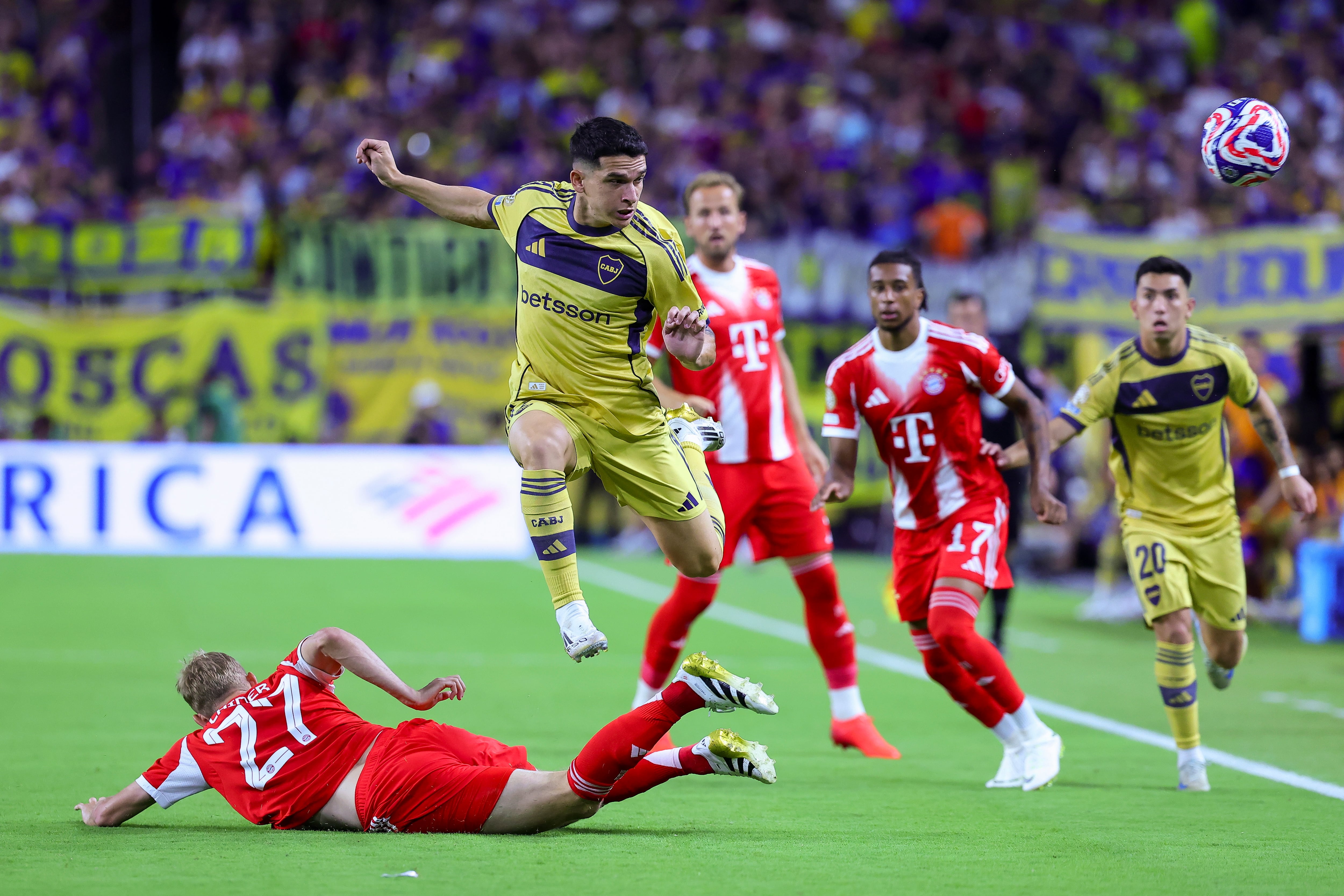 Blanco pasa por arriba de Laimer en el primer tiempo