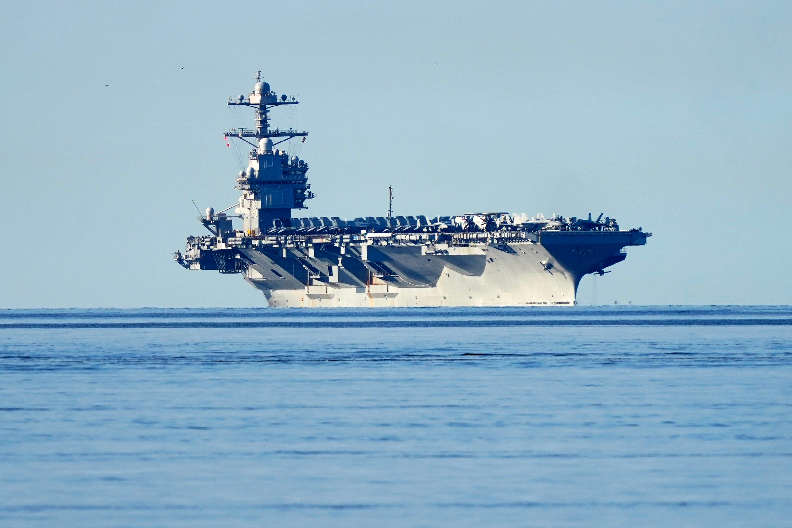 El portaaviones USS Gerald Ford entrando en el fiordo de Oslo: el importante despliegue militar del gobierno de Trump.