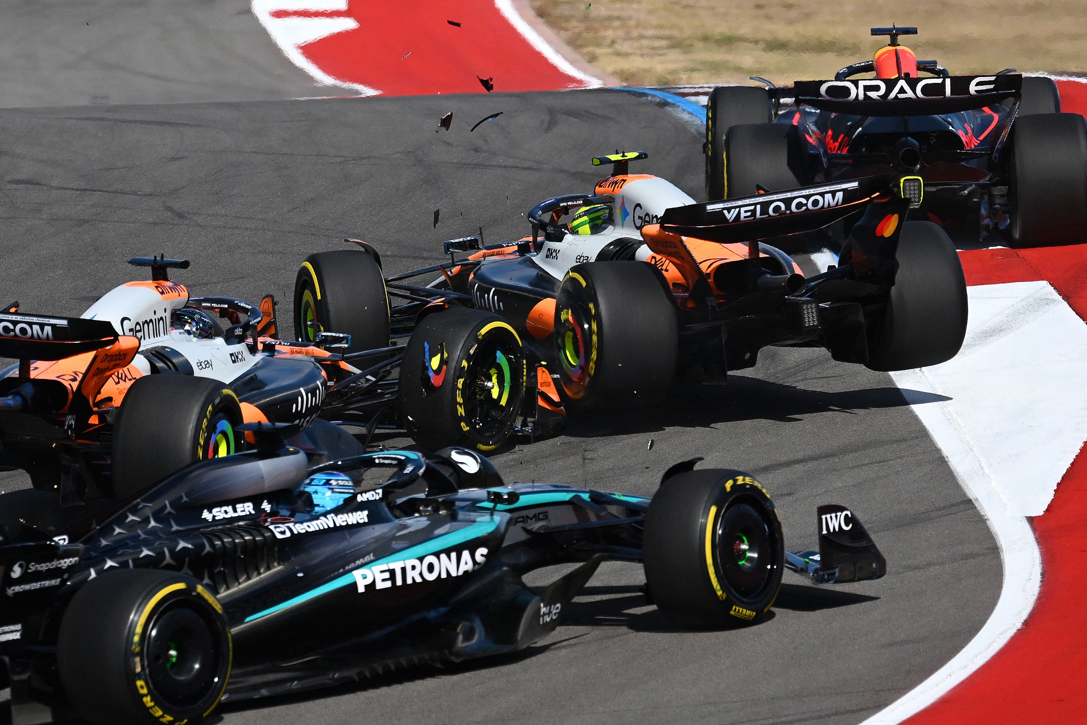 Verstappen ya se aleja, mientras los McLaren se chocaron en la primera curva