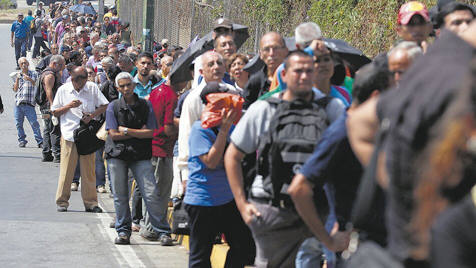 Gente esperando colectivos en largas filas ante la falta del servicio del metro de Caracas.