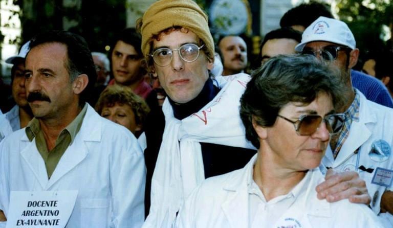 Luis Alberto Spinetta, junto a Marta Maffei y Hugo Yasky en la Carpa Blanca.