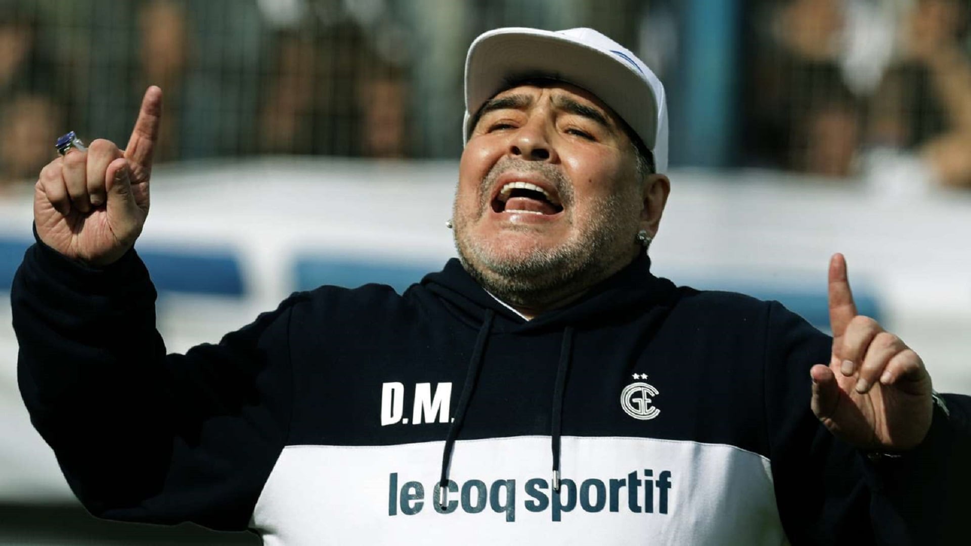 Diego Armando Maradona debutará este domingo a las 11 como DT de Gimnasia y Esgrima, y el indie mira atento.