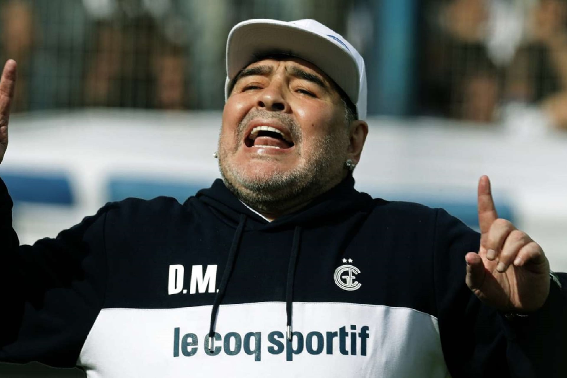 Diego Armando Maradona debutará este domingo a las 11 como DT de Gimnasia y Esgrima, y el indie mira atento.