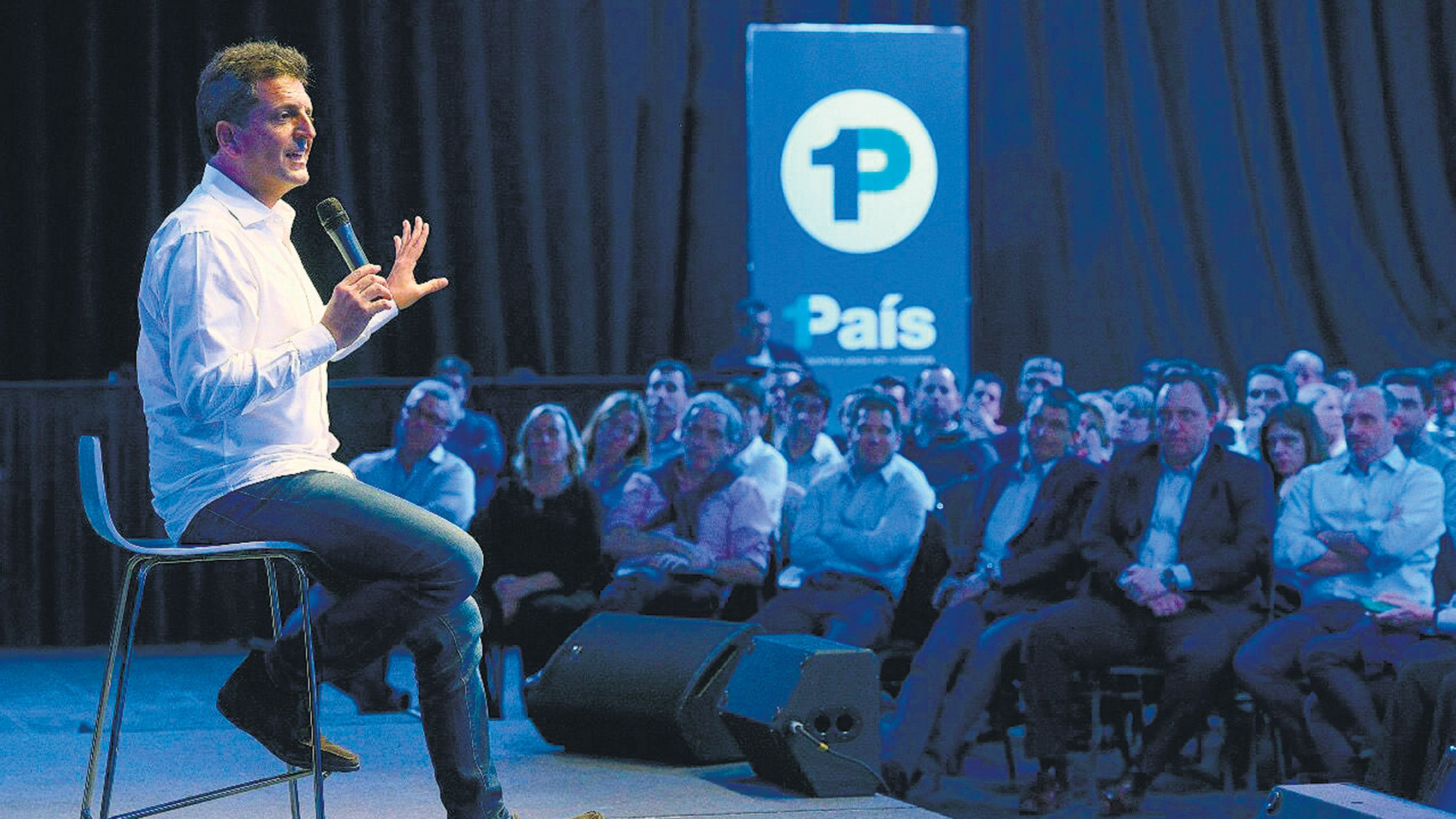 Sergio Massa, sólo sobre el escenario, buscó arengar a su tropa.