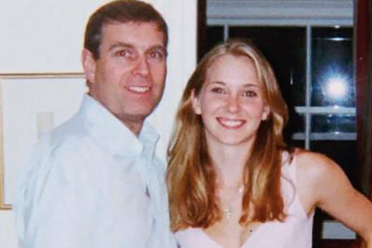 Las fotos con una muy joven Giuffre comprometen a Andrés.