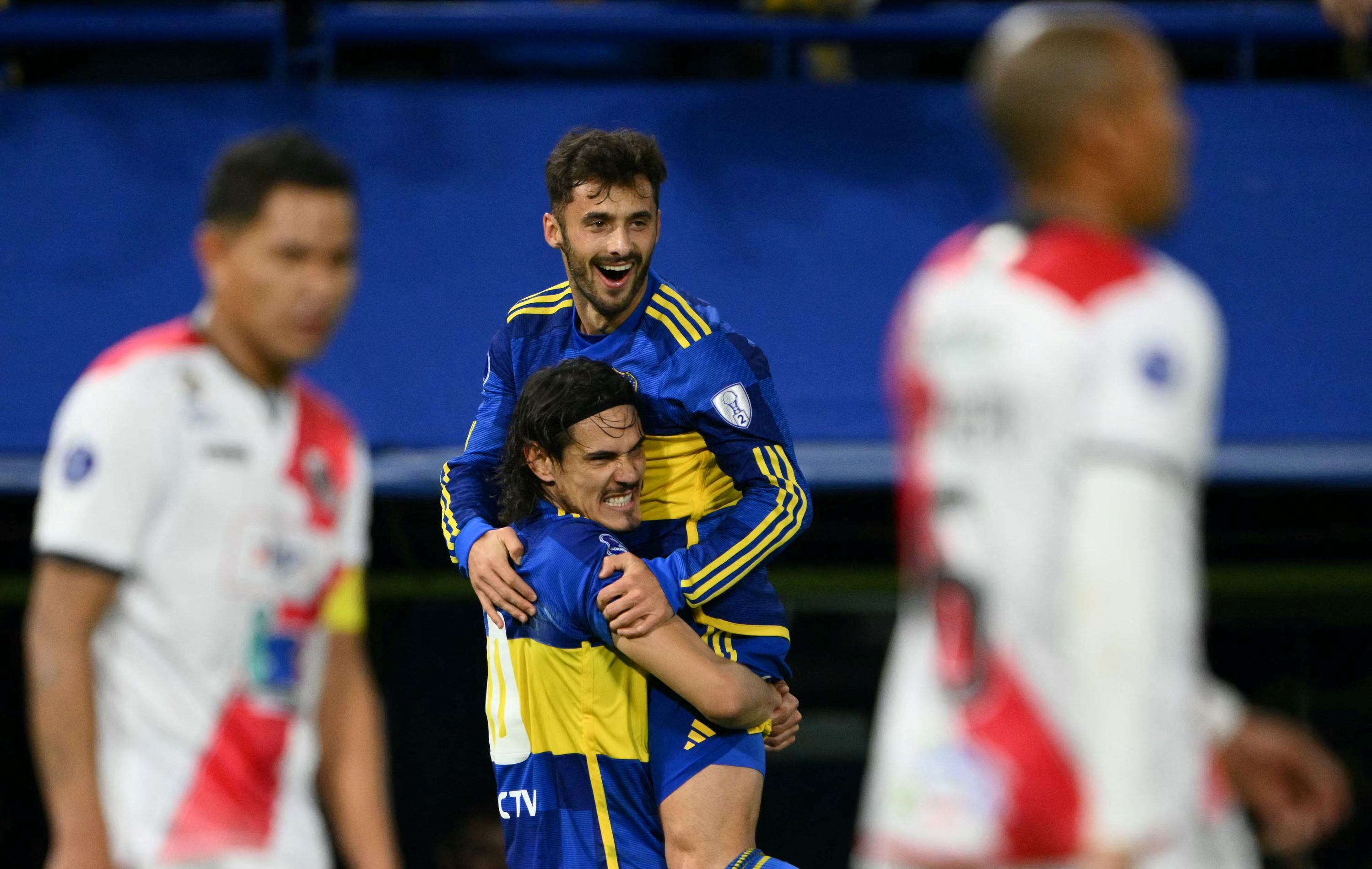 Los uruguayos Cavani y Saracchi anotaron para el triunfo