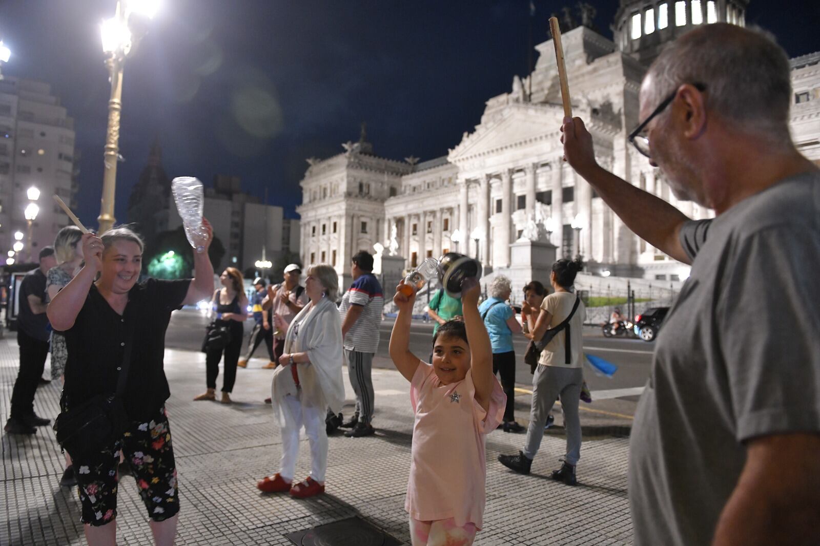 Una familia cordobeza se sumó a la protesta del Congreso con su hija. 