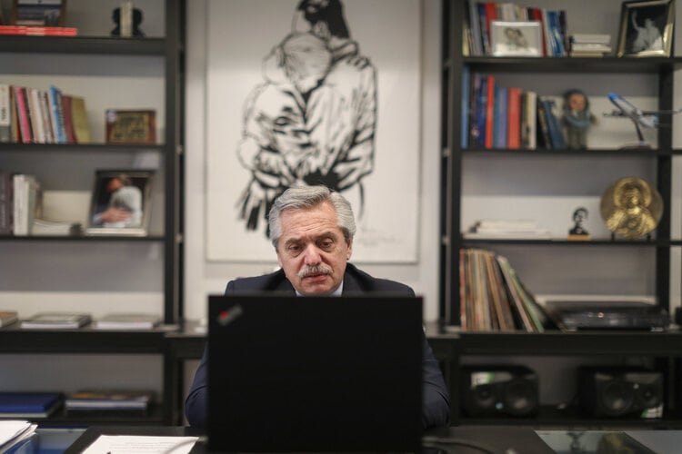 El presidente tocó varios temas en una entrevista radial.