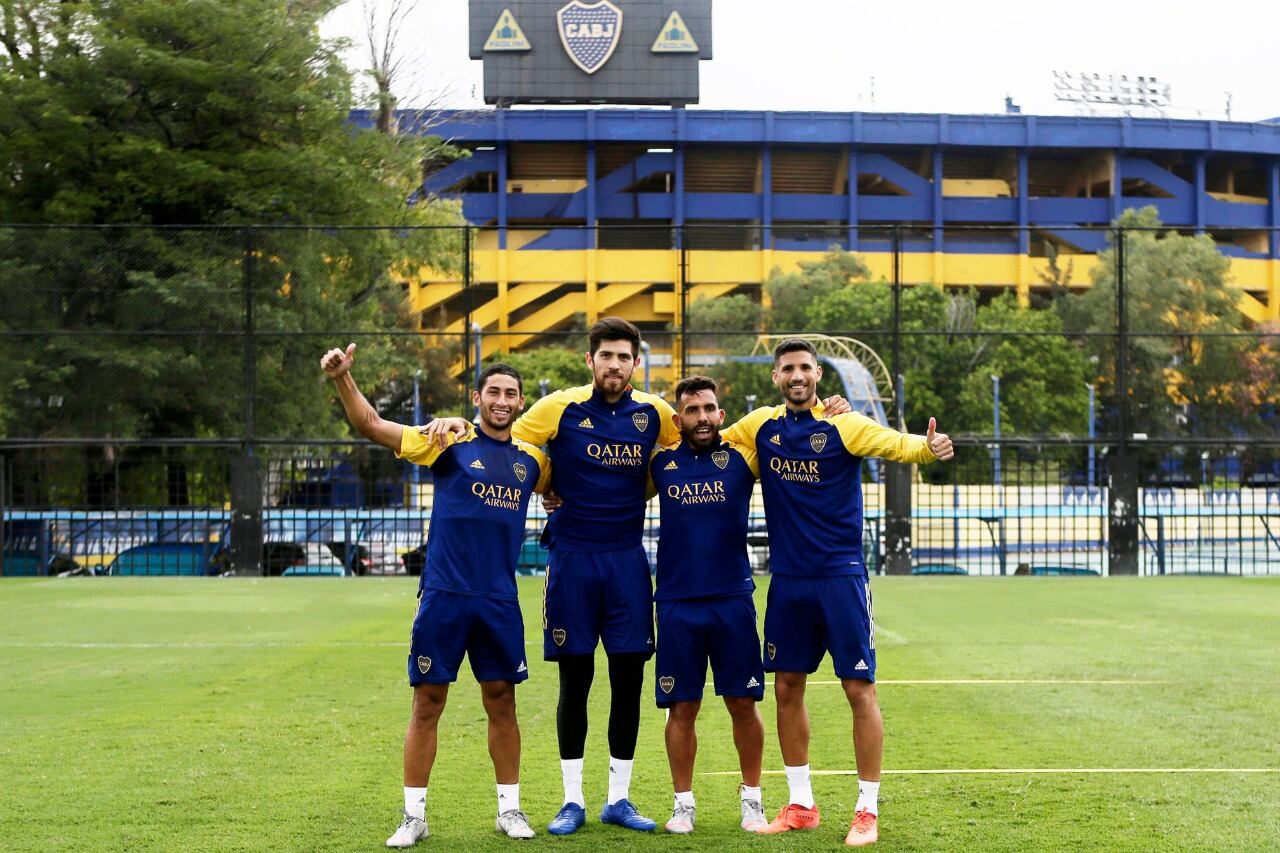 Tevez ayer junto al juvenil Alan Varela, el arquero Agustín Rossi y el defensor Lisandro López.