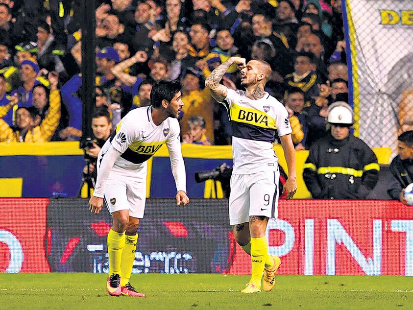 Benedetto festeja su gol, y Pérez se acerca para compartir la alegría.