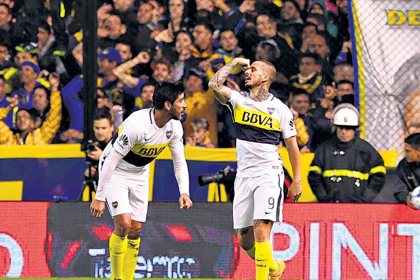 Benedetto festeja su gol, y Pérez se acerca para compartir la alegría.