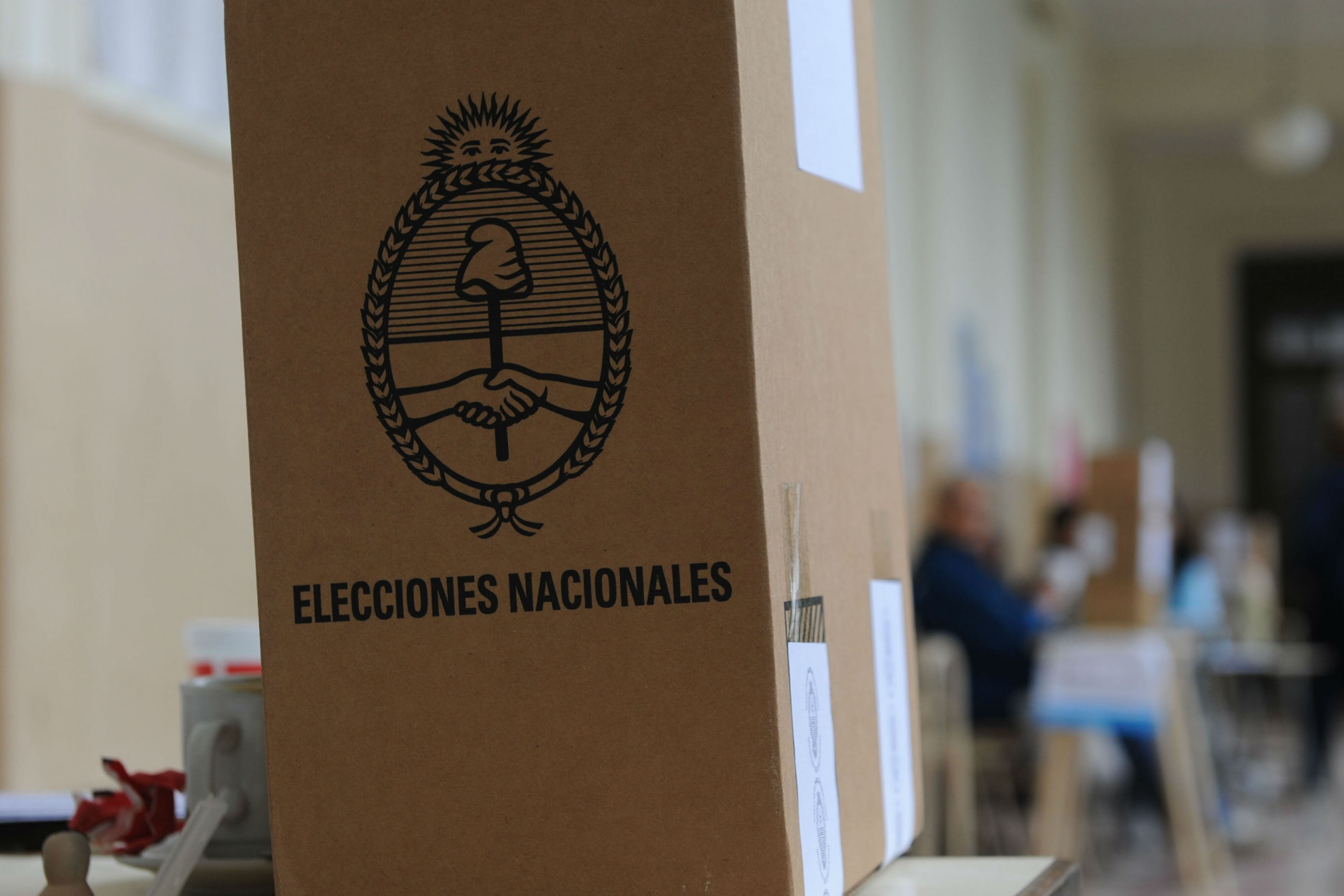 El elector deberá acudir con su DNI al establecimiento asignado, que puede consultarse en la web de la Cámara Nacional Electoral o en la aplicación Mi Argentina