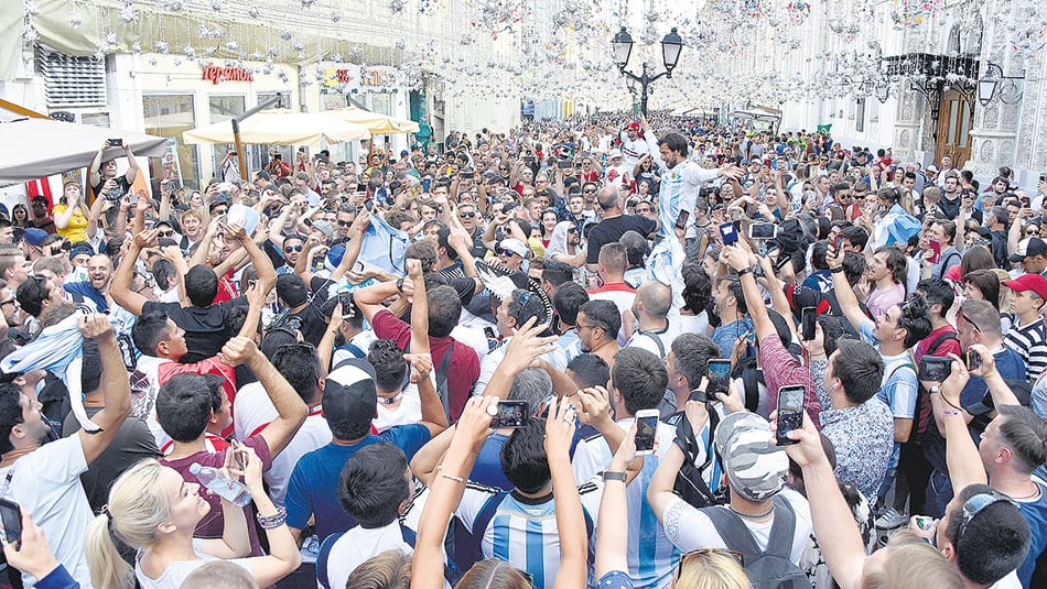 Tanto en la Plaza Roja como sobre la peatonal Arbat, los hinchas argentinos siempre están.