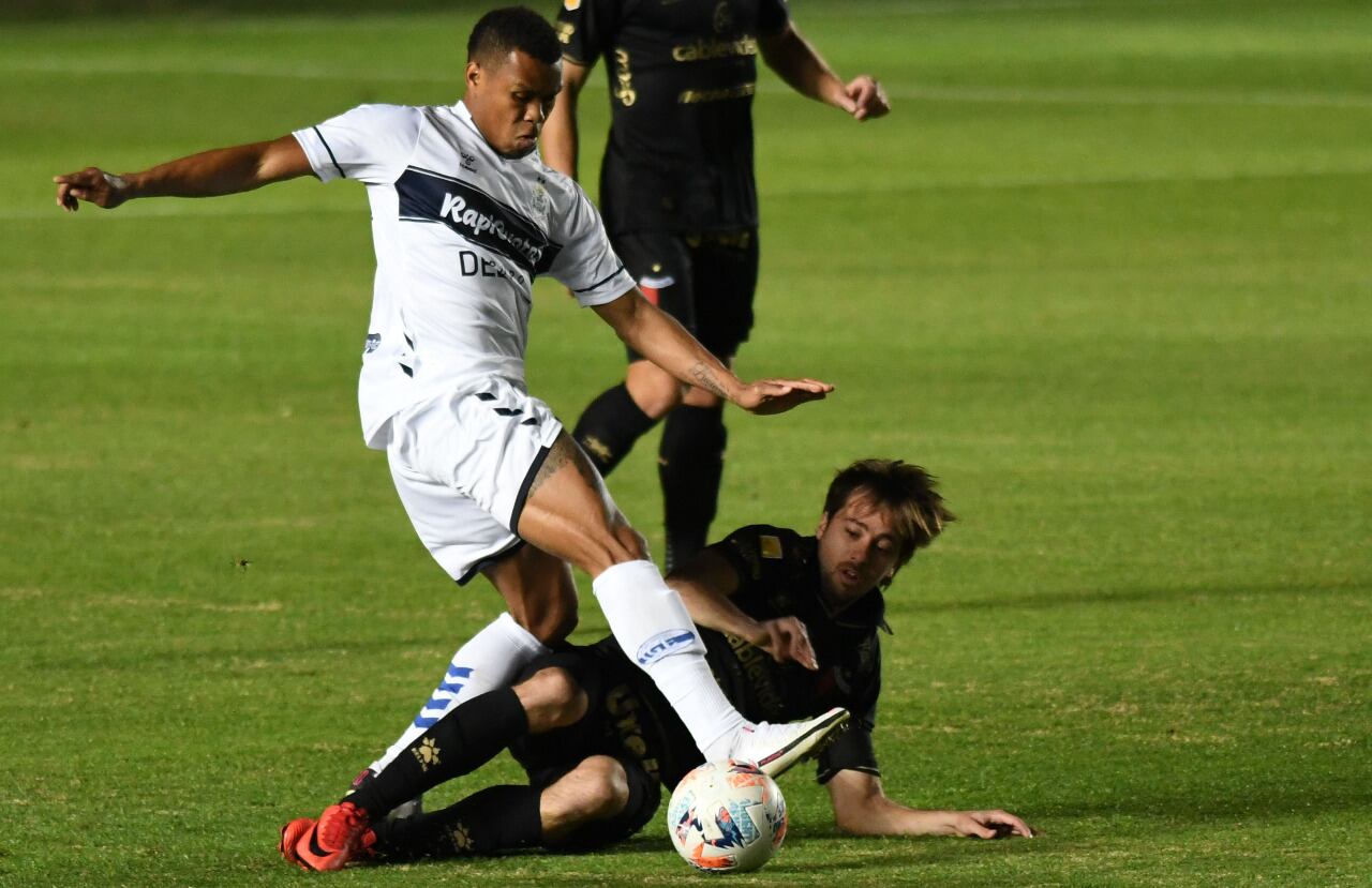 El encuentro fue muy luchado en Santa Fe.