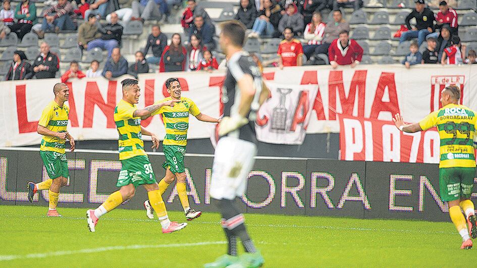 El festejo de Defensa tras el gol de la victoria de Márquez.