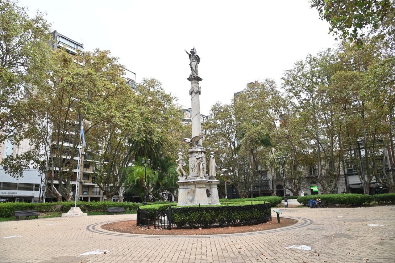 Las autoridades se comprometieron a resguardar las obras y los restos de la emblemática plaza. 