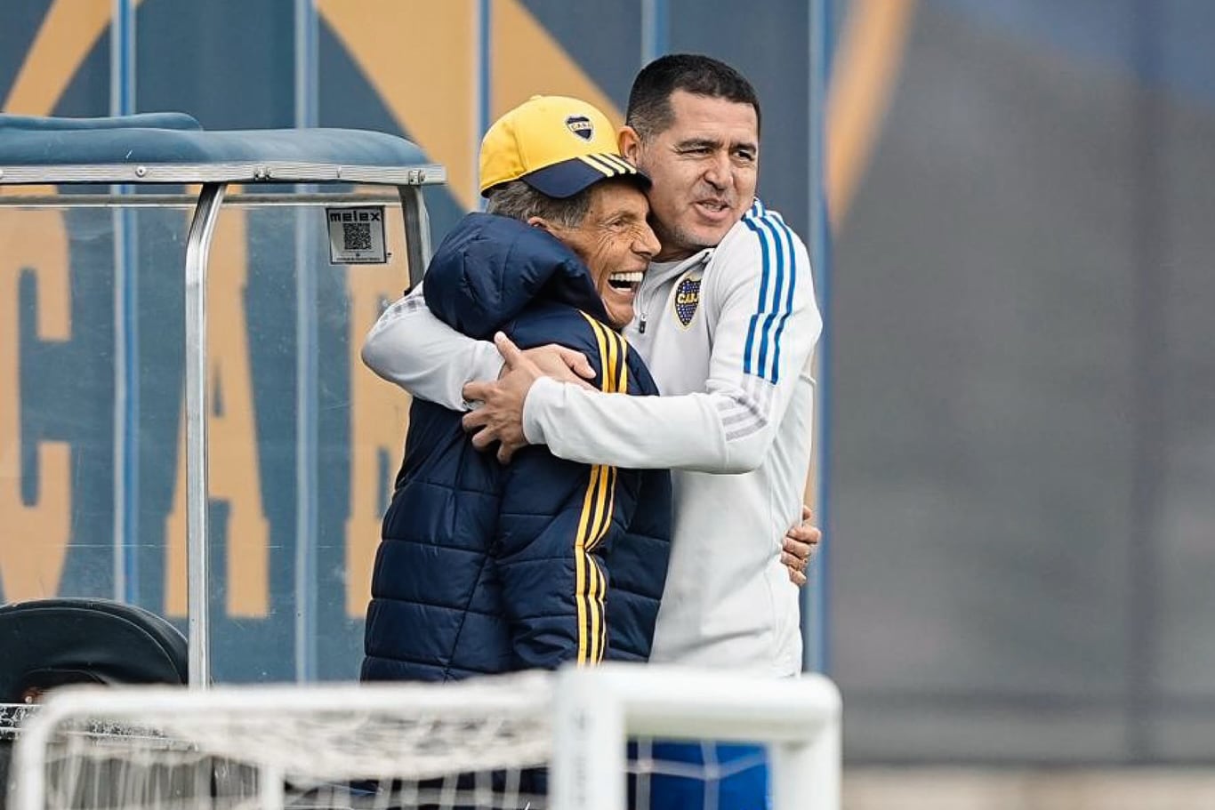 La sonrisa característica de Russo junto a Riquelme