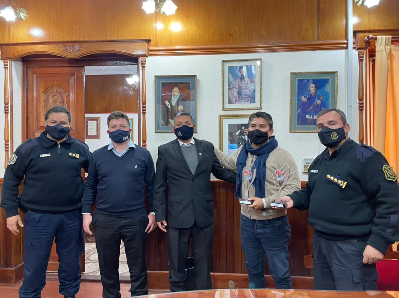 Se cruzan en un abrazo Luis Chocobar y Benjamín Cruz