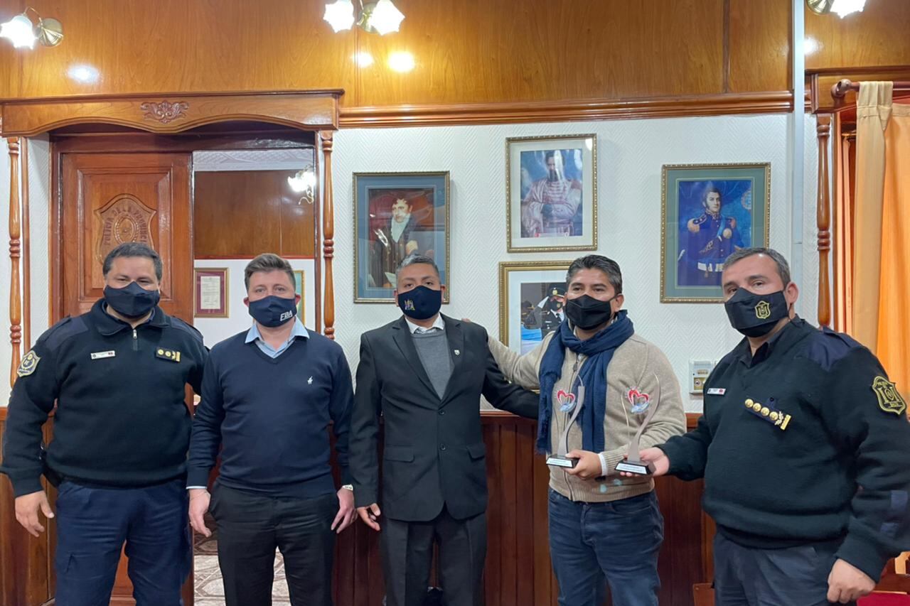 Se cruzan en un abrazo Luis Chocobar y Benjamín Cruz