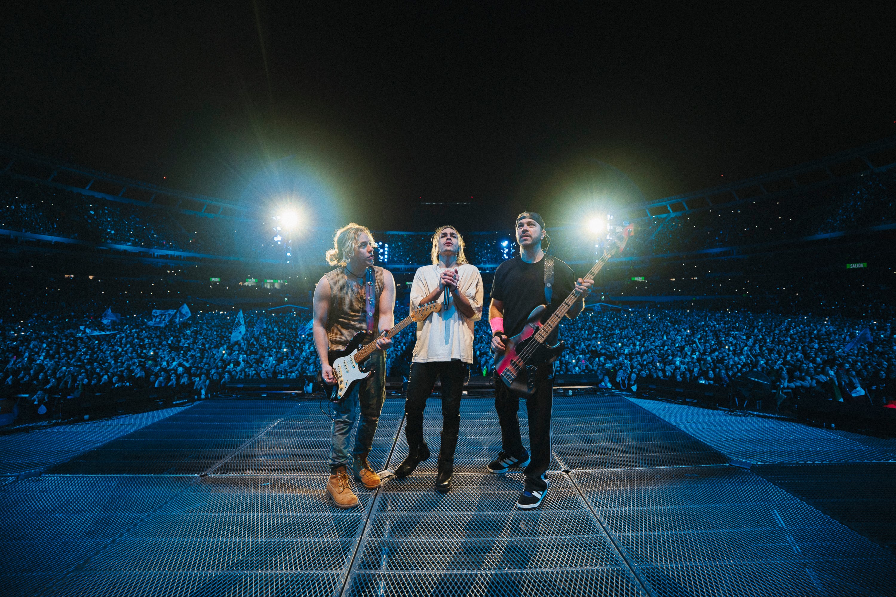 Para el joven público de la banda, los solos desquiciados, los pelos al viento, los trapos nombres de barrio y el pogo no murieron