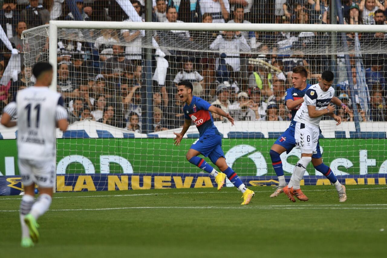 Armoa festeja su gol durante el primer tiempo