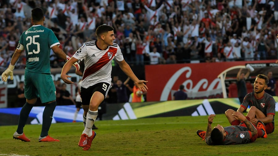 El grito de Julián Alvarez, que convirtió el 1-0 y abrió el camino a un triunfo que acerca a River a la próxima Copa Libertadores.