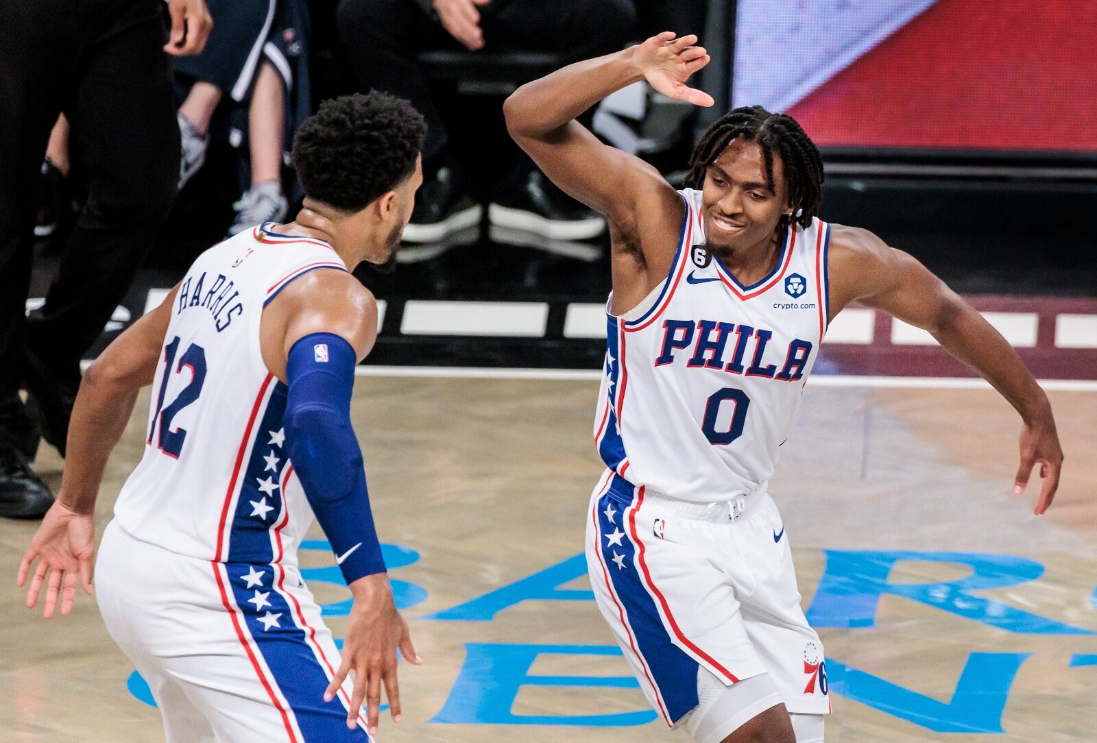 Tobias Harris brilló ante la ausencia de Joel Embiid