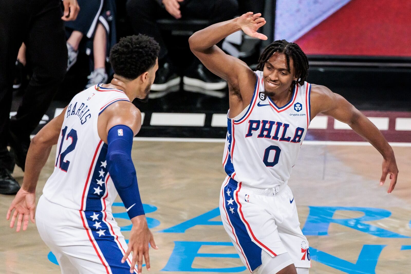 Tobias Harris brilló ante la ausencia de Joel Embiid