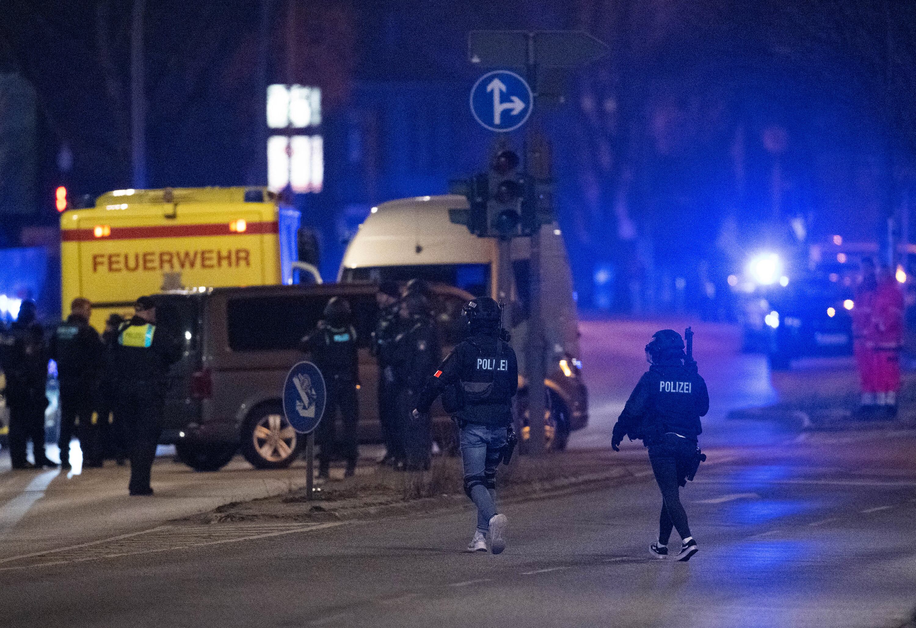 Policías y bomberos rodean la iglesia donde tuvo lugar el atentado.