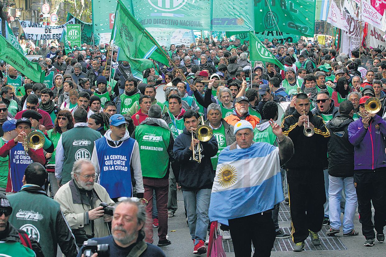Los trabajadores estatales se preparan para otro fin de año negro signado por las cesantías.
