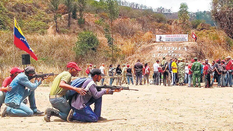 Jornada de entrenamiento de milicias bolivarianas en Macarao, sur de Caracas.