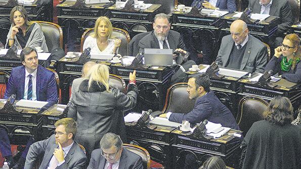 “La próxima rompo”, gritó Lilita durante el debate de la interrupción voluntaria del embarazo.