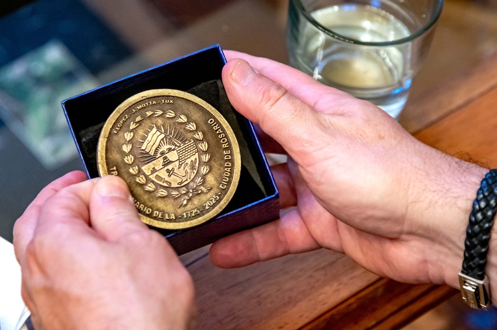 La medalla del Tricentenario llegó al Papa,
